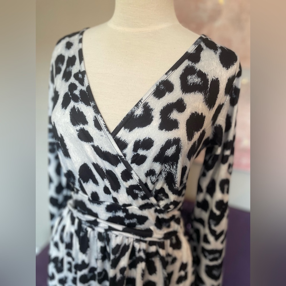 Ouges Blue and Light Blue Printed Long Sleeve Wrap Dress with pockets NWT Size M - Picture 9 of 10